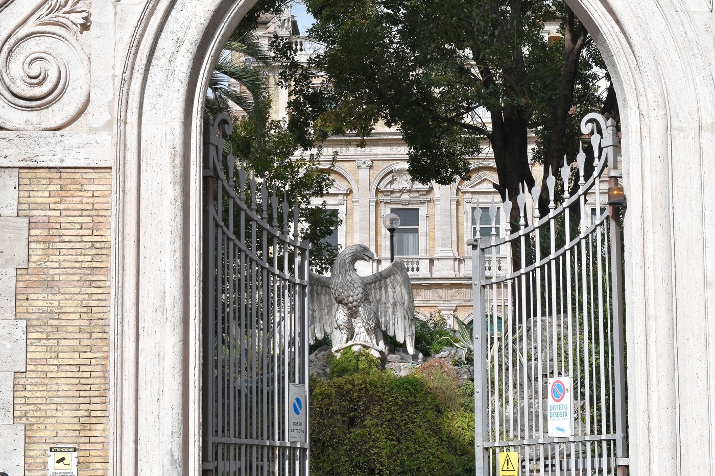 Ossa in Nunziatura, ancora analisi. Ma non sarebbero di Orlandi o Gregori