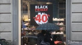 Black Friday a Milano, negozi presi d’assalto nonostante la pioggia