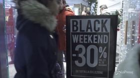 Milano, tutti pazzi per il Black Friday
