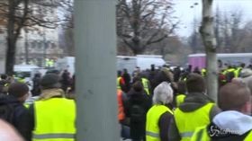 Parigi, lacrimogeni e idranti contro i manifestanti con i gilet gialli