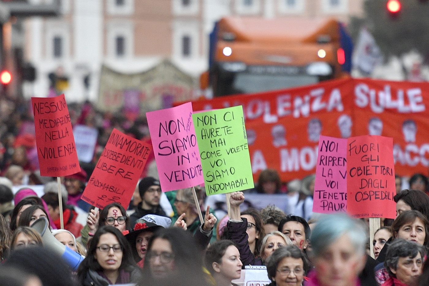 La Rivoluzione Femminista In Piazza A Roma Volti E Slogan Dalla Manifestazione Contro La