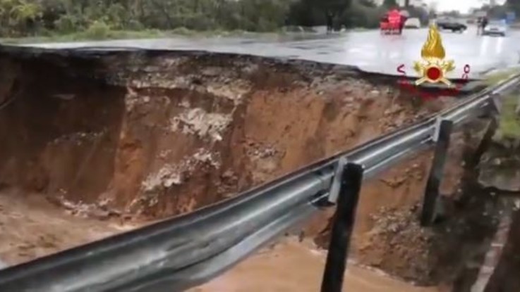 Maltempo, voragine sulla Pontina: si cerca un disperso. Trombe d'aria al Sud