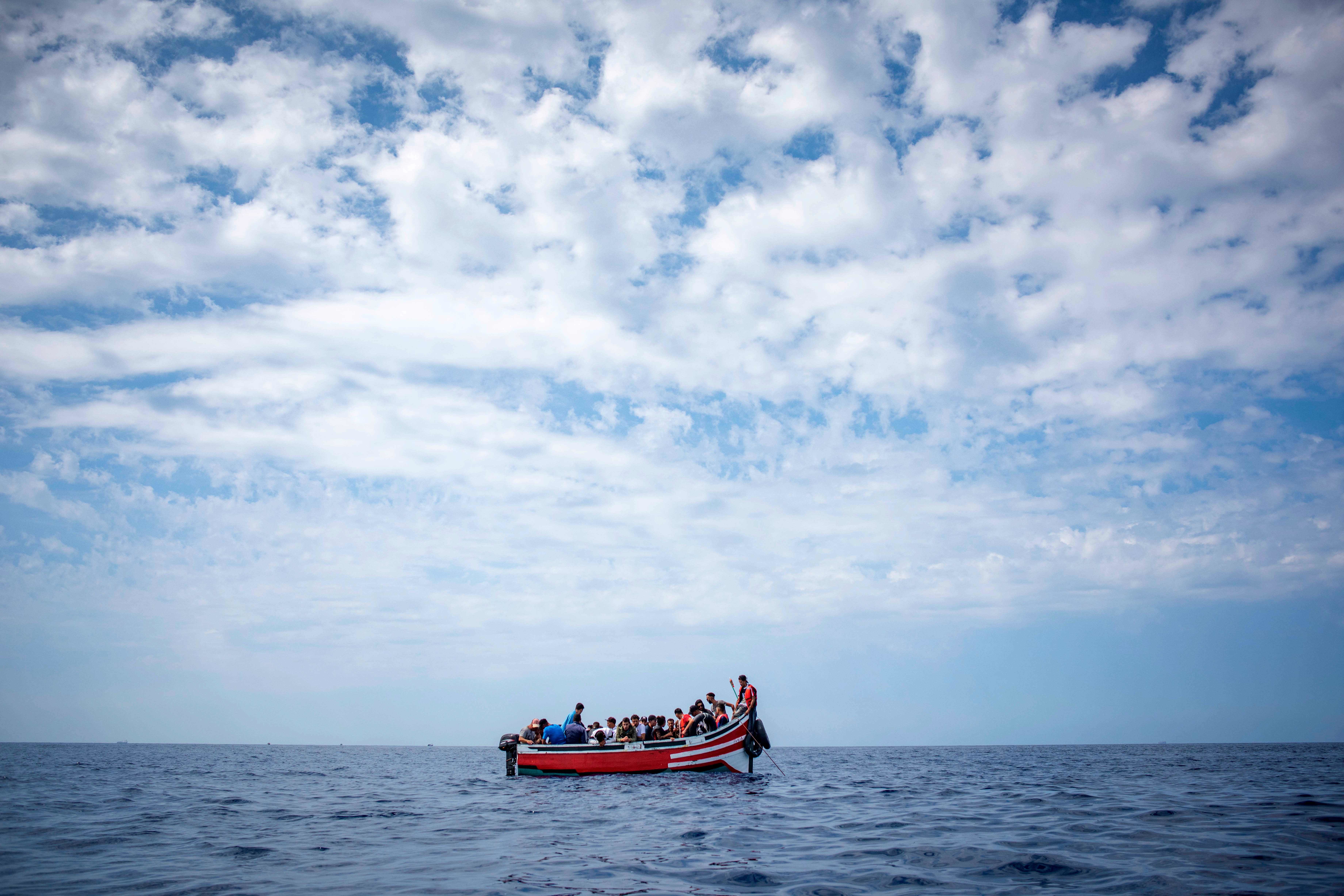 Migranti, gommone con oltre 200 a bordo sbarca a Pozzallo. Salvini: “Malta vergognosa”