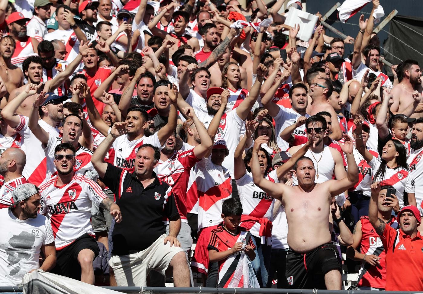 Scontri e guerriglia, River Plate-Boca Juniors non si gioca: “Non ci sono le condizioni”