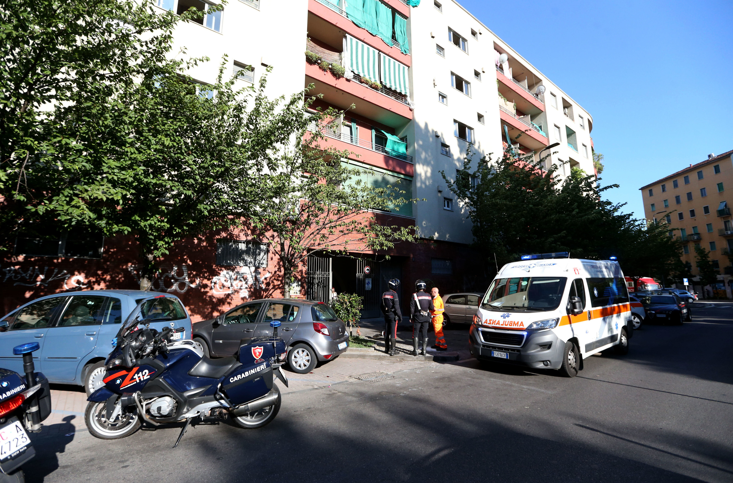 Tragedia a Roma, cade dal quinto piano del palazzo: morta adolescente
