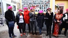 Jo Squillo e Giusy Versace al Wall of Dolls di Milano per dire ‘no’ alla violenza sulle donne