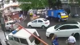 India, motociclista rischia scontro con il camion: vigile lo ‘placca’ e lo salva