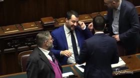 Dl Sicurezza, fuorionda di Salvini con Fontana: “Fuori a festeggiare con le bandierine”