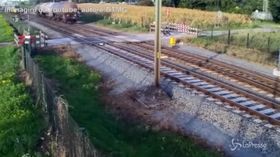 Taglia la strada al treno e attraversa le rotaie in bici: salvo per un pelo