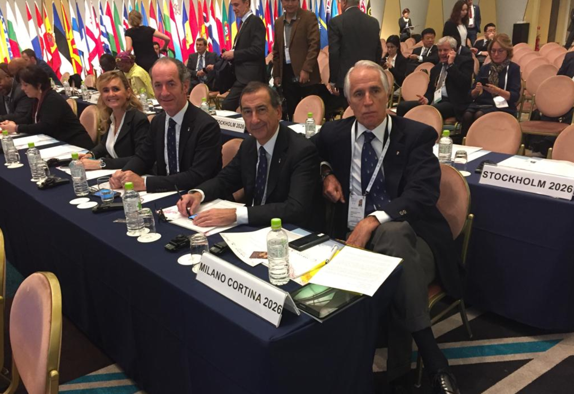 Olimpiadi 2026, l’Italia è pronta. A Tokyo presentato il logo Milano-Cortina. Malagò: “Una sfida avvincente”