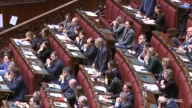 Decreto sicurezza: la protesta del Pd in aula con le maschere bianche