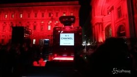 Milano, Chanel illumina di rosso piazza della Scala