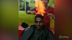 I capelli vanno a fuoco: la tecnica originale del barbiere indiano
