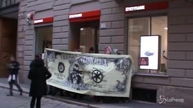 Milano, flash mob dei centri sociali contro Salvini e Lega: “Ladroni, ridateci i milioni”