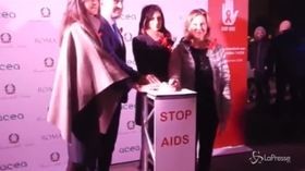 Roma, la Piramide Cestia si illumina di rosso per l’Aids