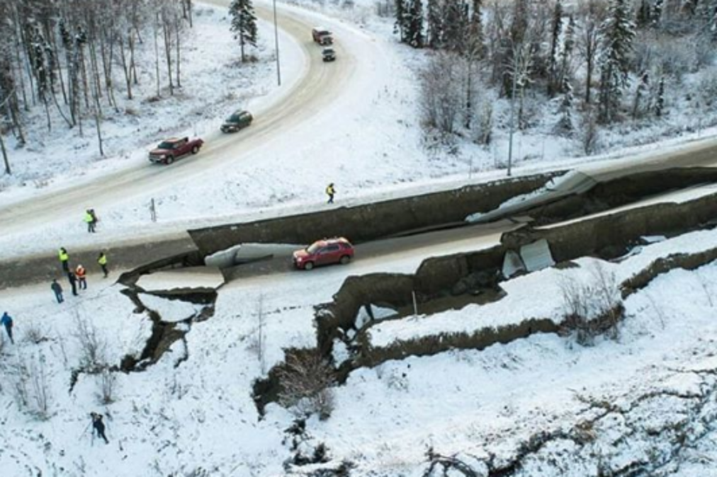 Terremoto 7.0 in Alaska: strade squarciate e crolli ad Anchorage