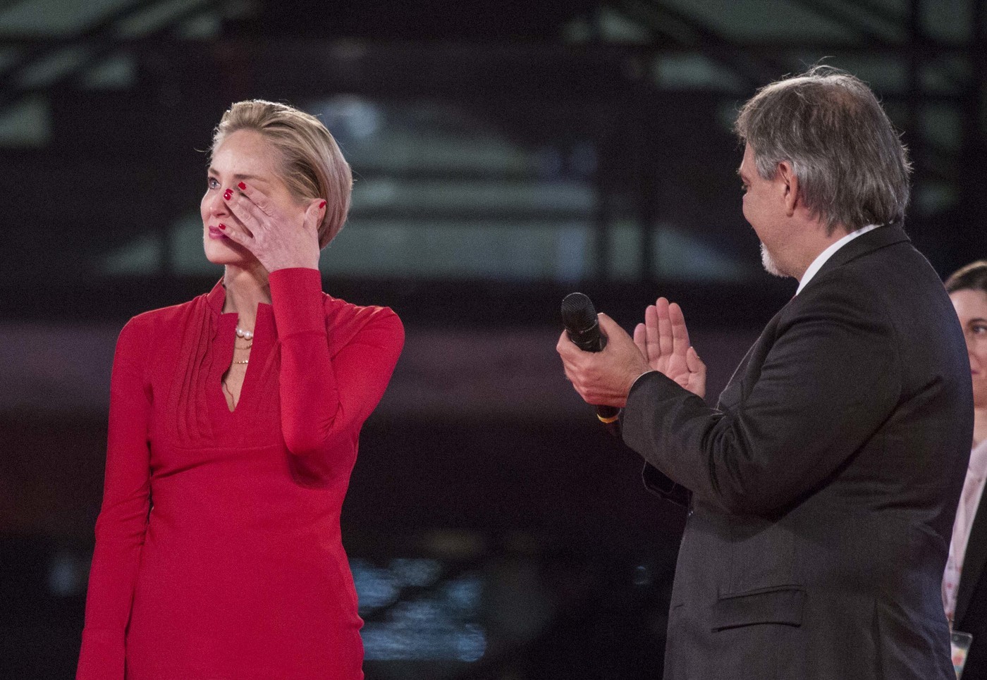 Sharon Stone, le lacrime di gioia per il premio della Croce Rossa