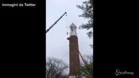Miracolo negli Usa: gigantesco orologio cade dalla torre sulla testa degli operai