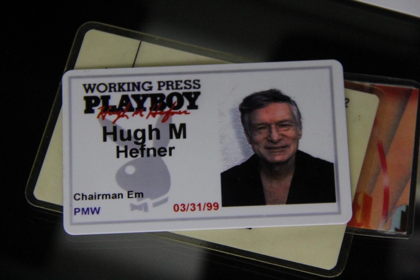 Playboy, all’asta i cimeli di Hugh Hefner: l’anello-viagra venduto a 22.400 dollari