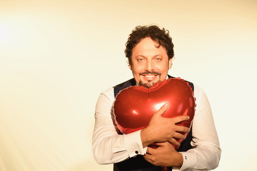 Enrico Brignano a teatro è ‘Innamorato perso’: il nuovo tour nei palasport di tutta Italia