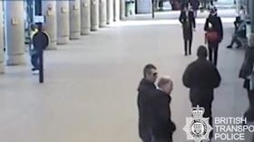 Ladro fermato dallo sgambetto di un passante