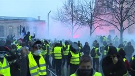 Gilet Gialli, Macron apre al dialogo con i manifestanti