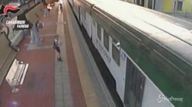 Saronno, violentò 16enne fuori dalla stazione: le immagini del sottopasso