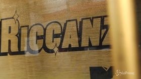 Milano, pensilina d’oro per i passeggeri in attesa del bus: la promo di Riccanza3
