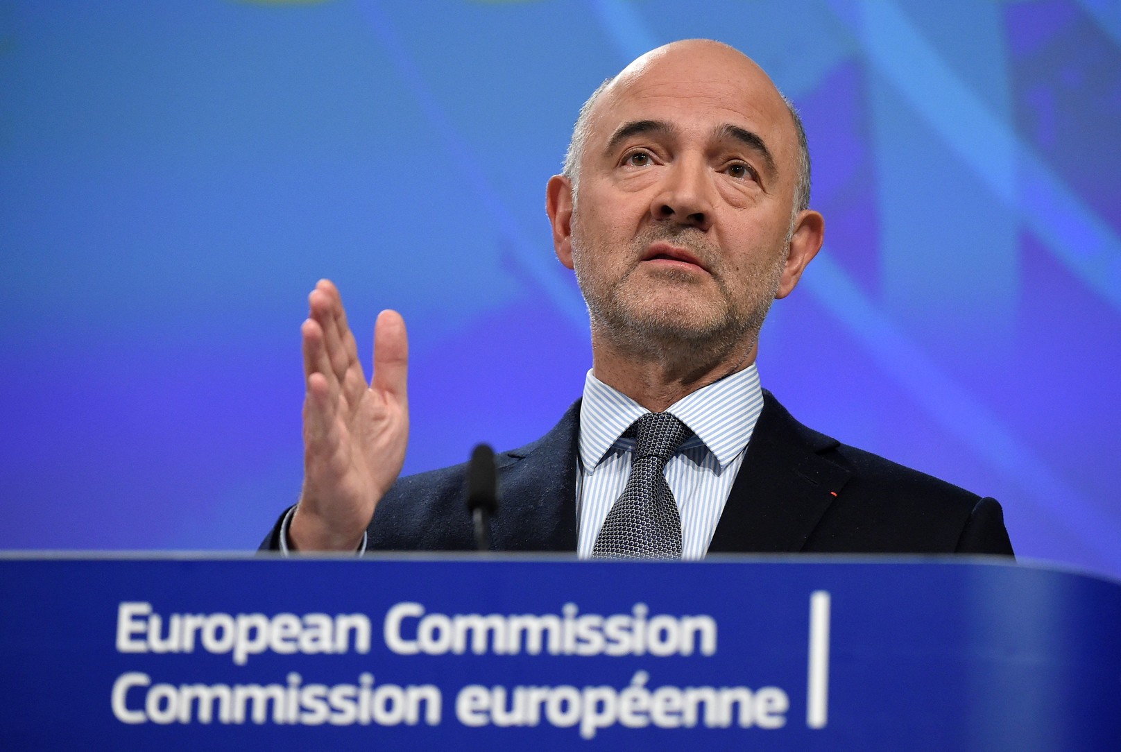 Manovra, Moscovici: “Bene gli annunci sulla riduzione del deficit, ora dettagli”. Conte: “Lavoriamo in silenzio operoso”