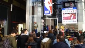 Milano, in tanti in coda davanti al nuovo Nba Store