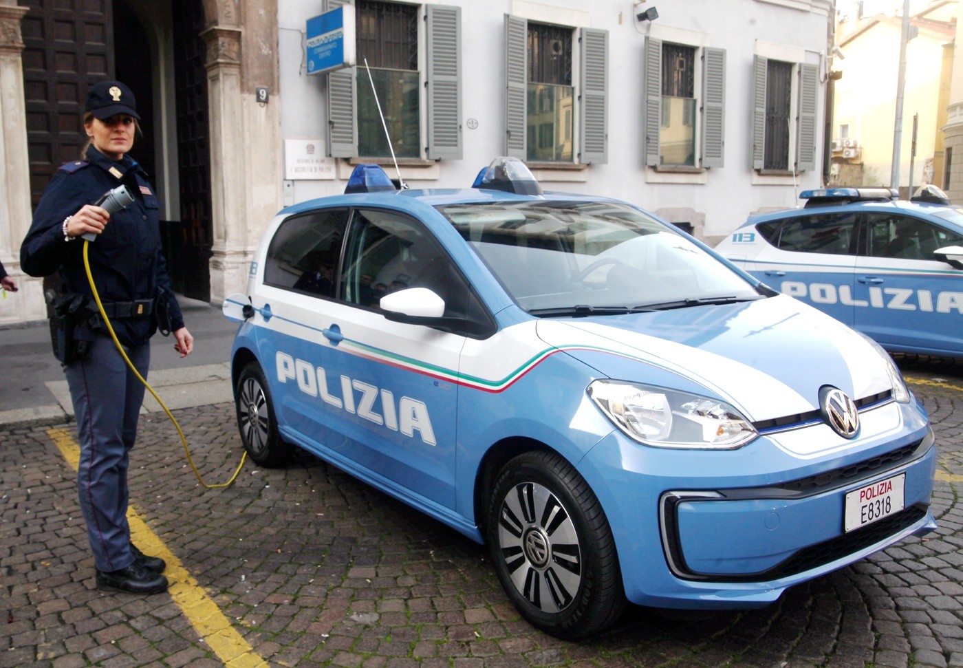 Napoli, accoltella madre e agente: collega spara e lo uccide