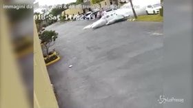 Tragedia in Florida, aereo precipita in città: lo schianto nelle telecamere di sorveglianza