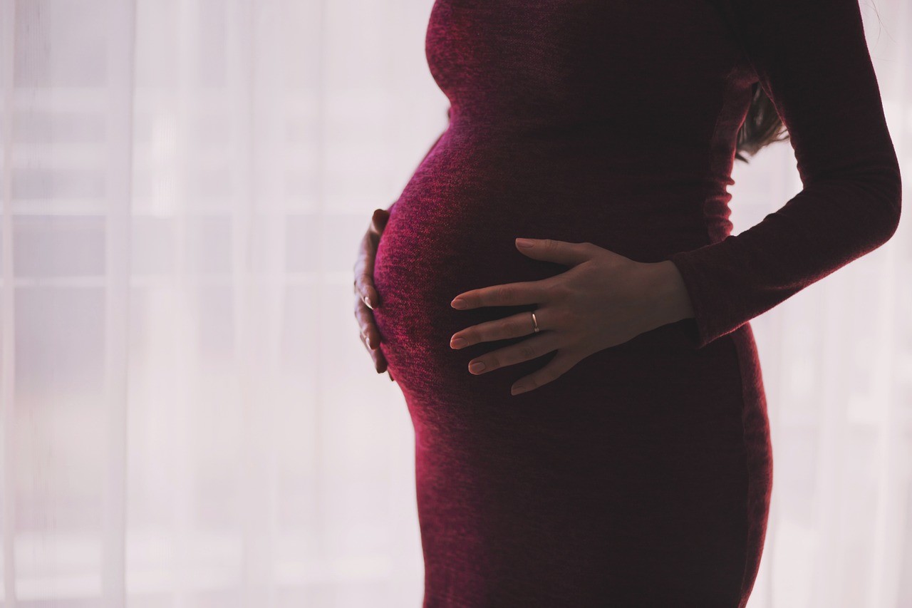 Manovra, mamme al lavoro fino al parto con il nuovo congedo