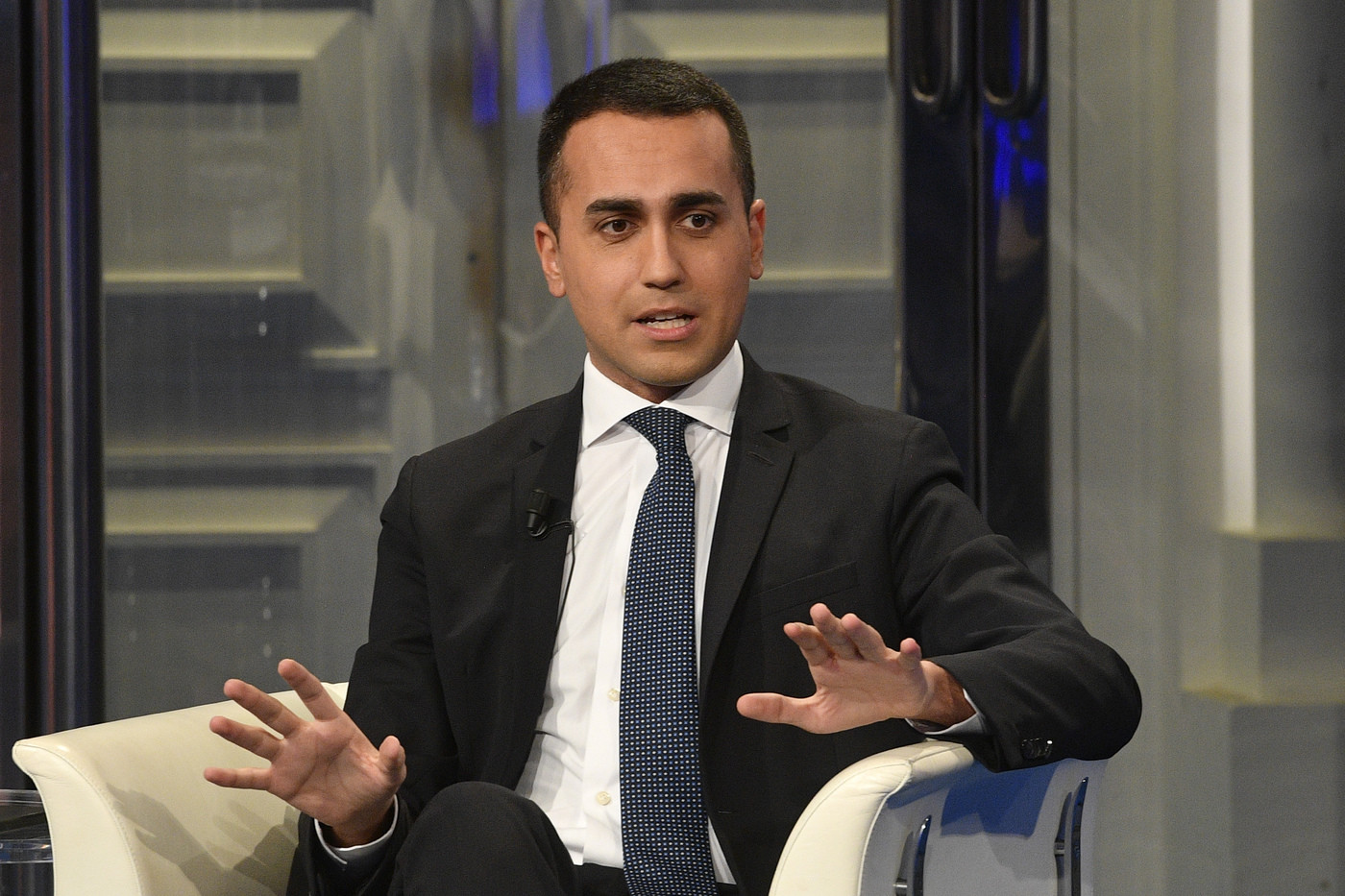 Ecotassa, Di Maio ci ripensa: “Nessuna tassa sulle auto di famiglia”