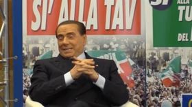 Berlusconi show: “A molti deputati puzza l’alito”