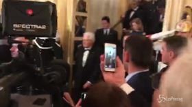 Mattarella nel foyer della Scala: ancora applausi per il Presidente