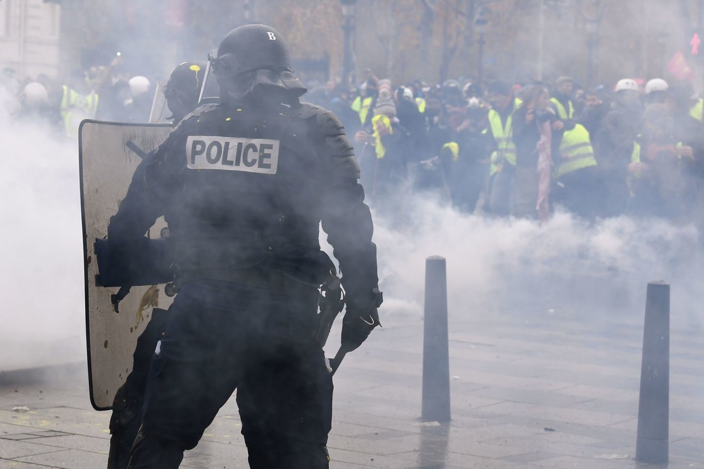 Francia, Gilet gialli di nuovo in piazza: lacrimogeni sugli Champs-Elysees