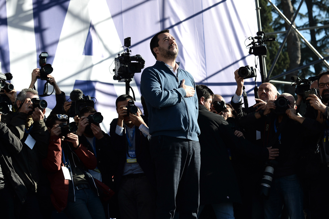 Manifestazione Lega a Roma, bandiere e striscioni: “Uno per tutti e tutti per Salvini”