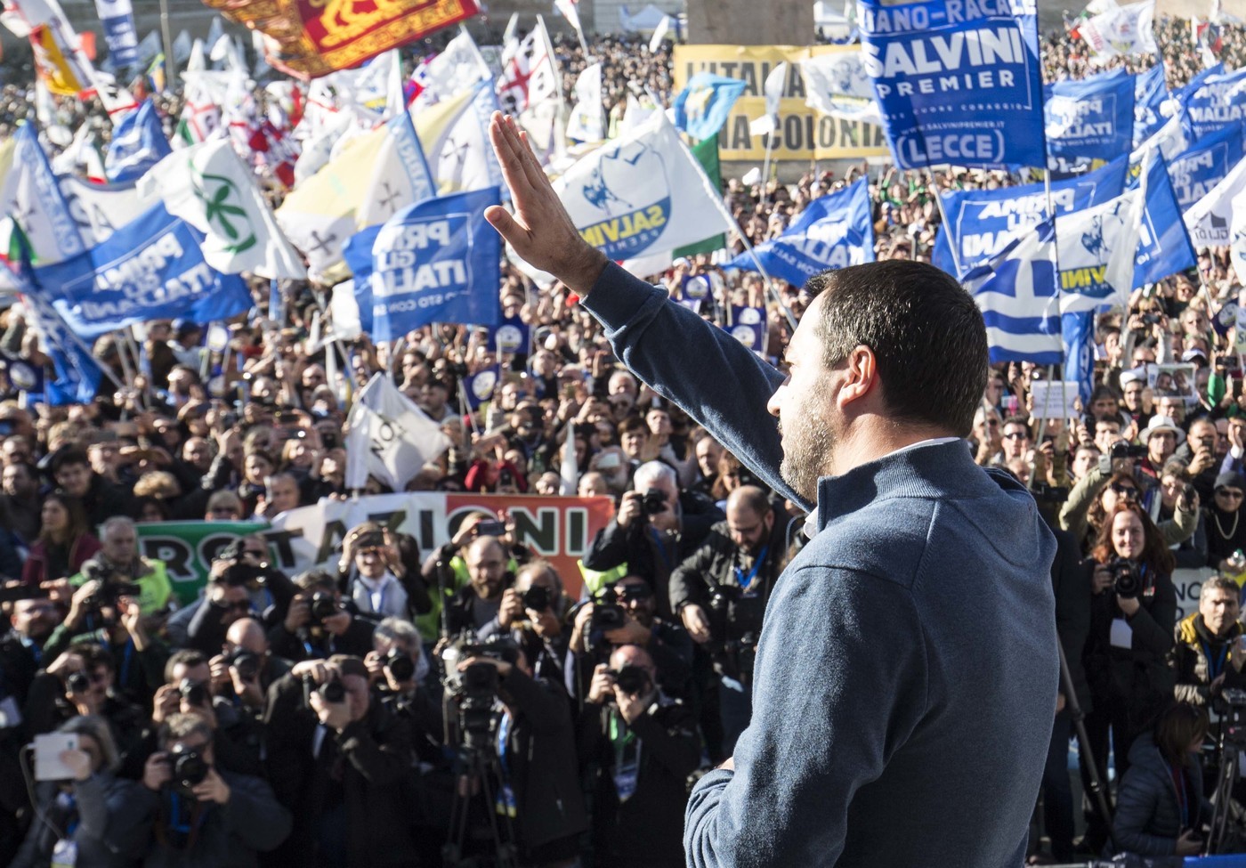 Lega in piazza del Popolo a Roma. Salvini: “Datemi il mandato per trattare con la Ue”