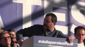 Festa della Lega, Salvini: “Ci mancava solo Pamela Anderson”