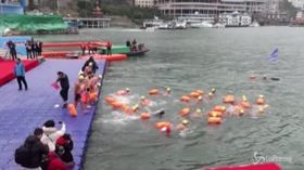 Cina, in centinaia nuotano nelle acque gelate del fiume Yangtze