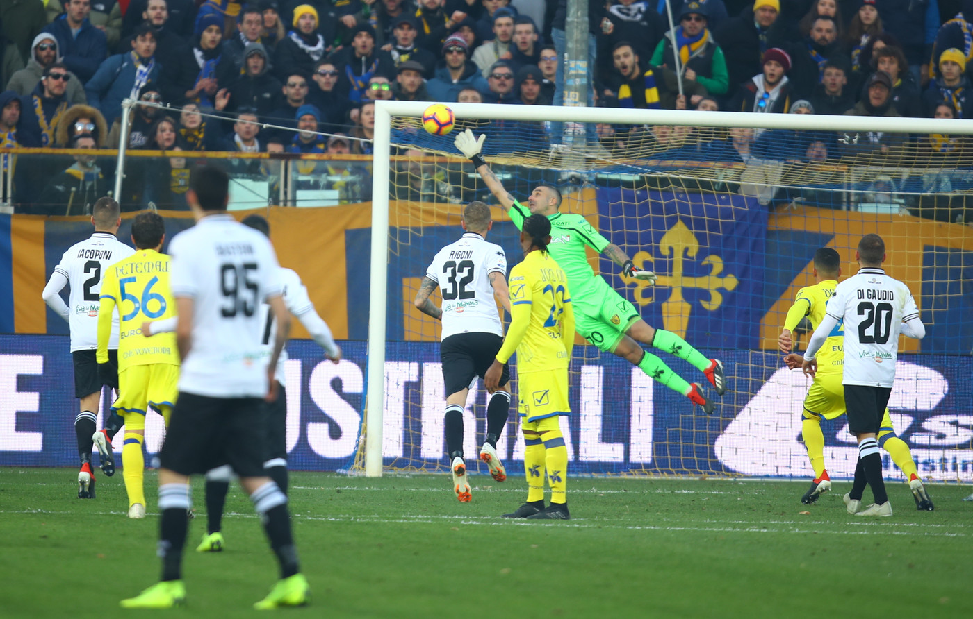 Serie A, Alves replica a Stepinski: Parma-Chievo 1-1