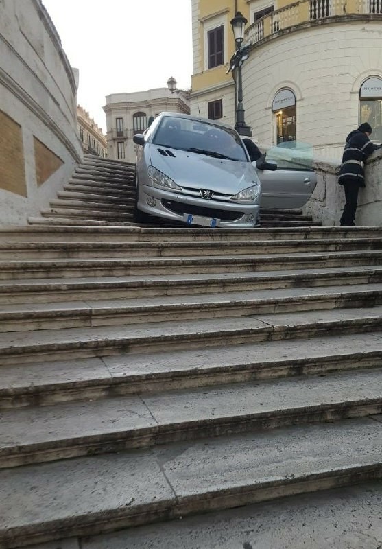 Roma, ubriaco finisce con l’auto sulla scalinata di Trinità dei Monti: denunciato