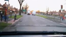 Investito da un’auto in corsa, bambino salvo per miracolo