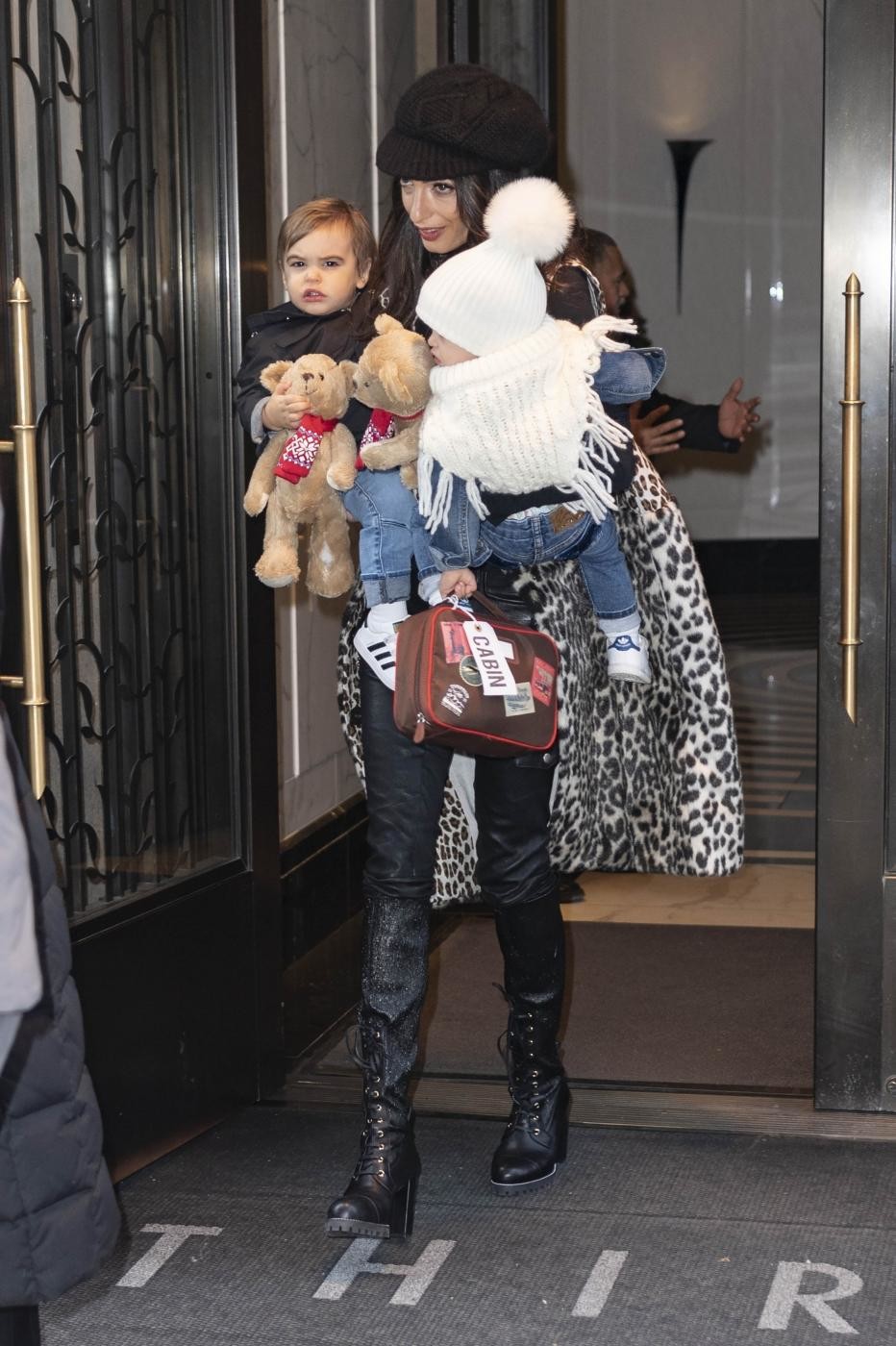 Amal Clooney, mamma newyorkese: la passeggiata con i due gemellini