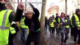 Gilet gialli, ballerina improvvisa danza tra le proteste a Parigi