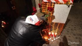 Roma, fiaccolata di solidarietà dopo il furto delle pietre d’inciampo