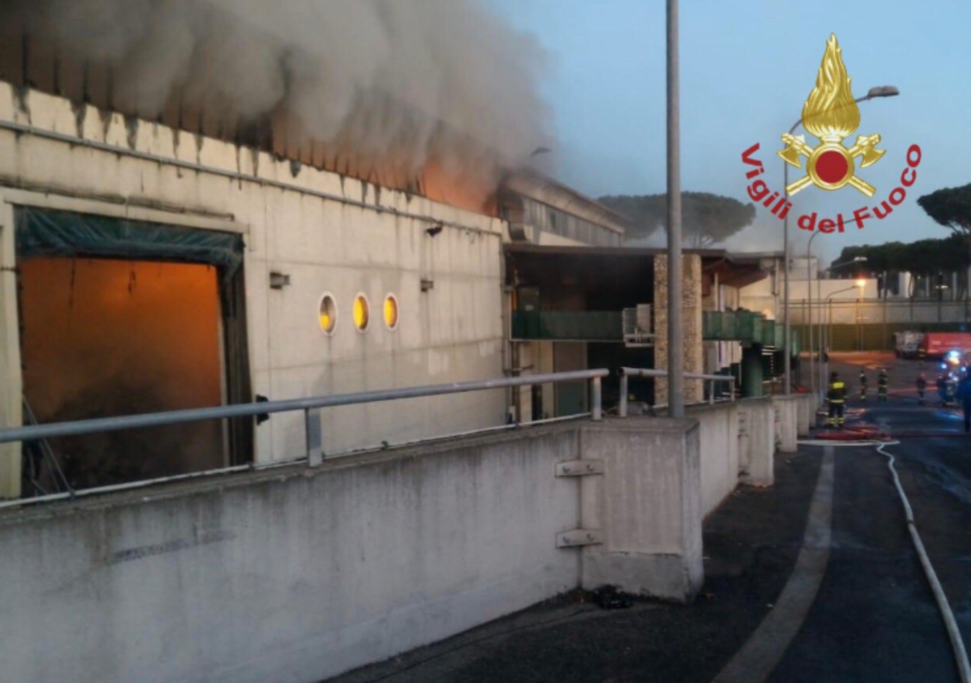 Roma, maxirogo in deposito rifiuti Ama: il cattivo odore arriva in centro. Raggi: “Serve supporto altre regioni”