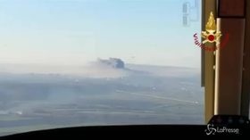 Roma, incendio nel deposito di rifiuti: la nube di fumo vista dall’alto