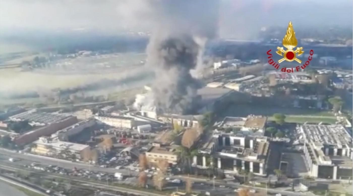 Roma, fiamme nel deposito di rifiuti: enorme nube di fumo avvolge il capannone